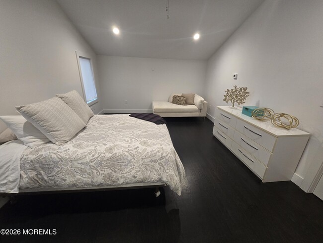 Building Photo - 486 W Lincoln Ave