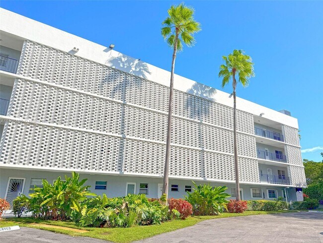 Building Photo - 879 NE 195th St