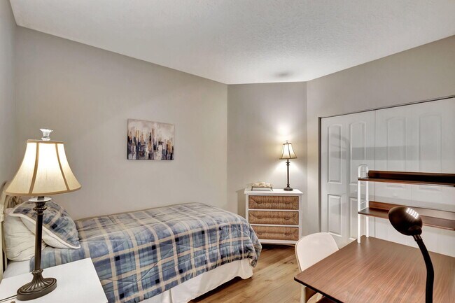 Building Photo - 300 Uno Lago Dr