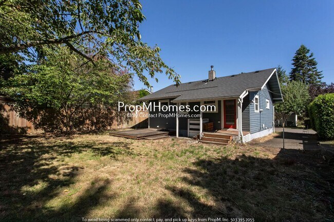 Building Photo - Two Bedroom Bungalow in NE Portland!
