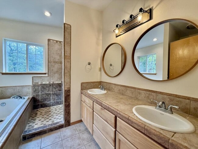 Building Photo - 300 Colonial Dr