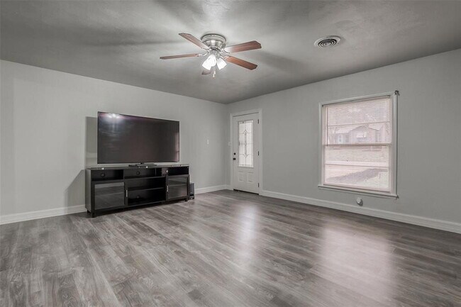 Building Photo - Recently Remodeled 3-Bedroom Home with Gat...