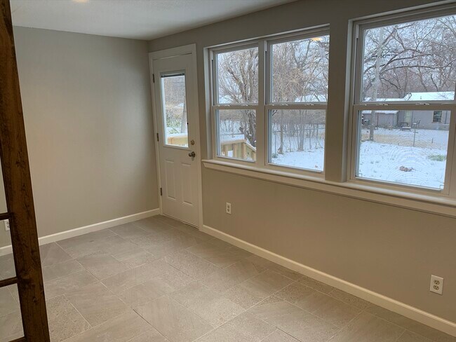 Building Photo - 713 S Lakewood Ave