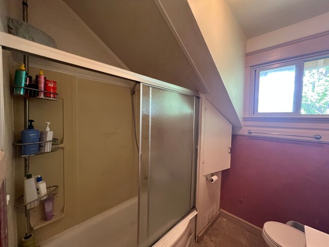 Building Photo - Studio apartment near WWU!