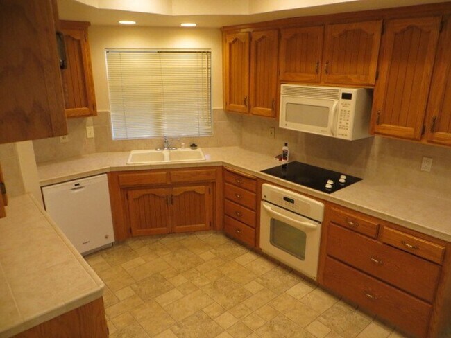 Building Photo - North Fresno Home, 3BR/2BA, Built 1989 - Lots of Amenities!