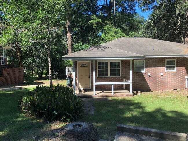 Building Photo - Great 2 BR 1 BA w/ Stack Washer/Dryer