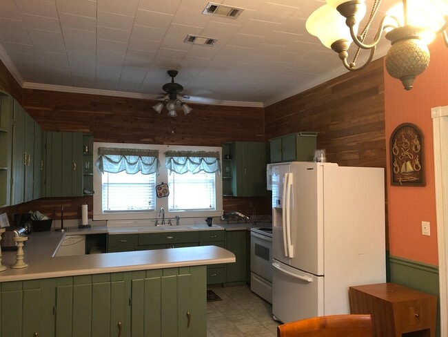 Kitchen - 1718 E Lee St