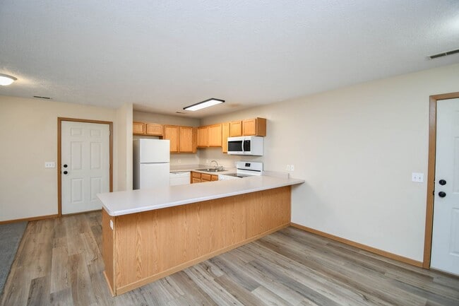 Building Photo - Comfortable 3-Bedroom Condo in Brandon – Available Now!