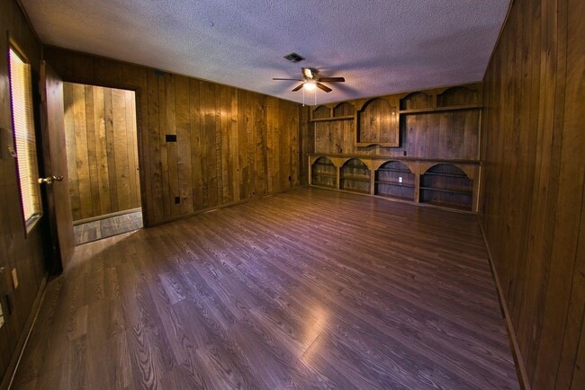 Building Photo - 8435 Sterlingshire St