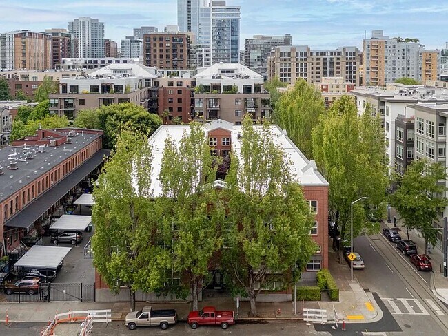 Building Photo - 1009 NW Hoyt St
