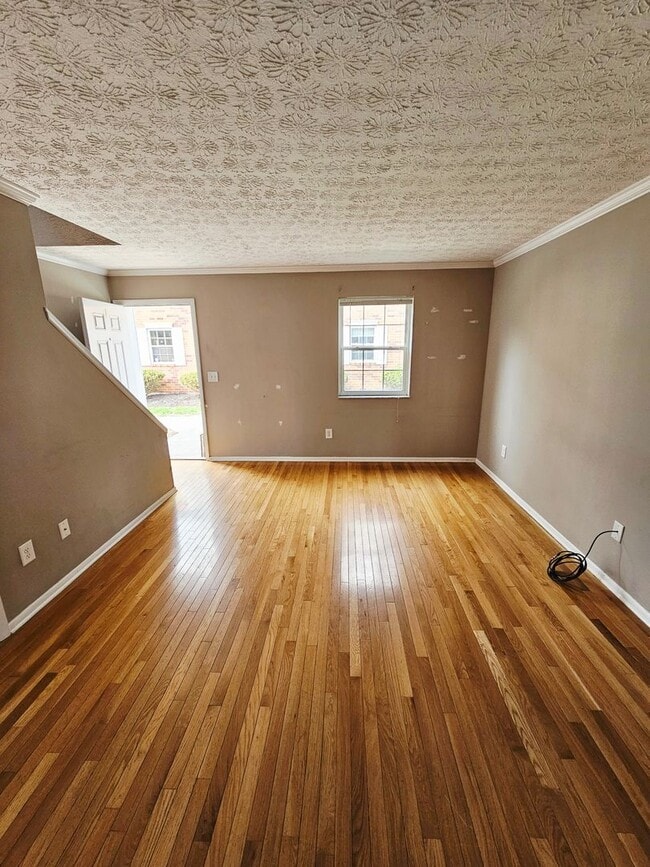 Building Photo - COMING SOON! 2BR Townhome in Clintonville near OSU – W/D, Parking, Pet Friendly