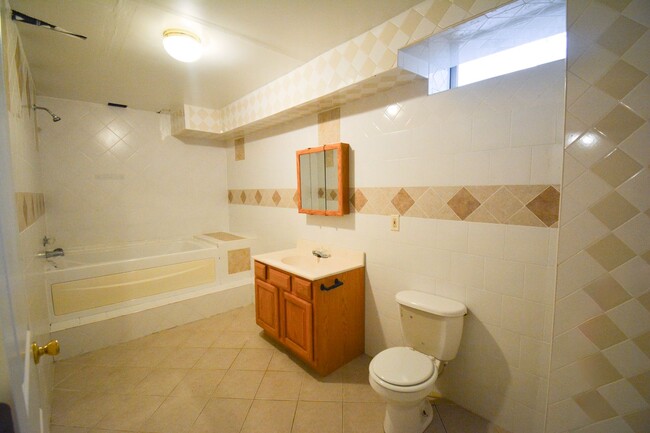 Building Photo - For Rent – Stunning 3-Bed, 2.5-Bath Countr...