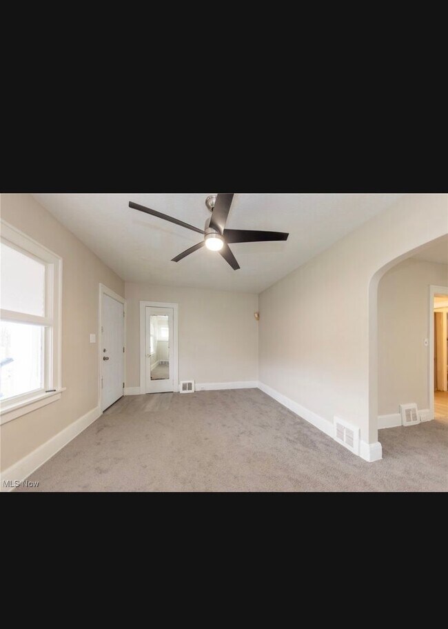 Building Photo - Charming 4-Bedroom Property in Prime Location