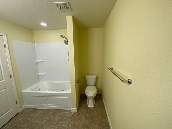 Building Photo - 121 Kale Ct