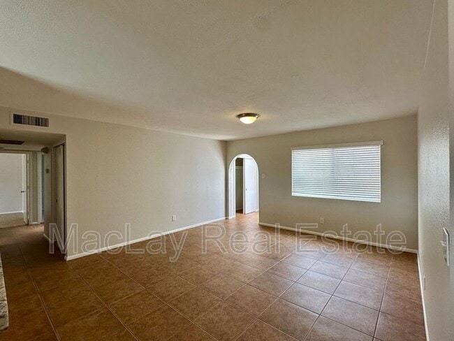 Building Photo - 1441 E Diamond Dr