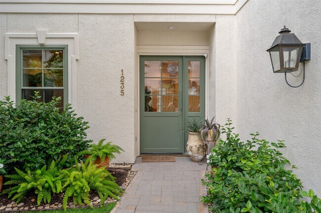 Building Photo - 1235 Wynden Oaks Garden Dr