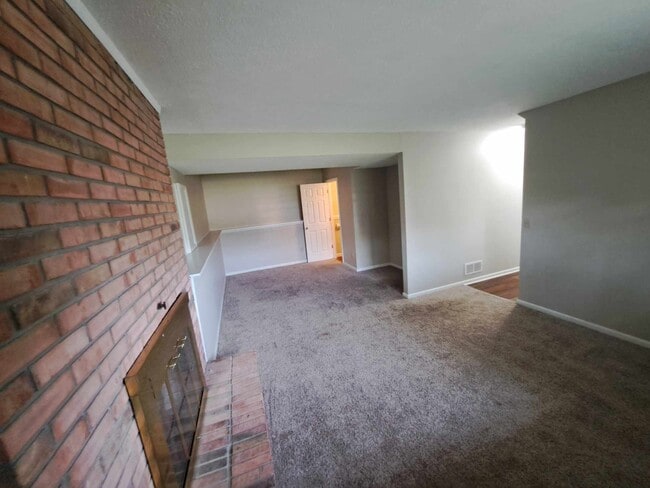 Building Photo - 377 Aaron Dr