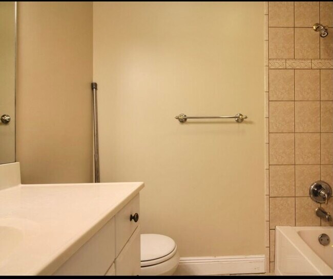 Building Photo - 550 Pocahontas Dr
