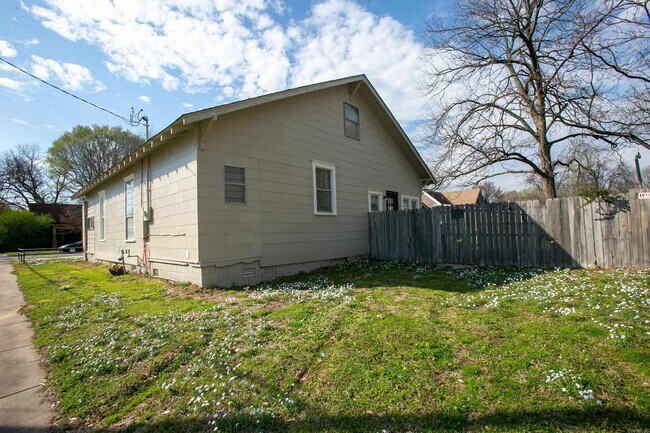 Building Photo - 1400 Willow St