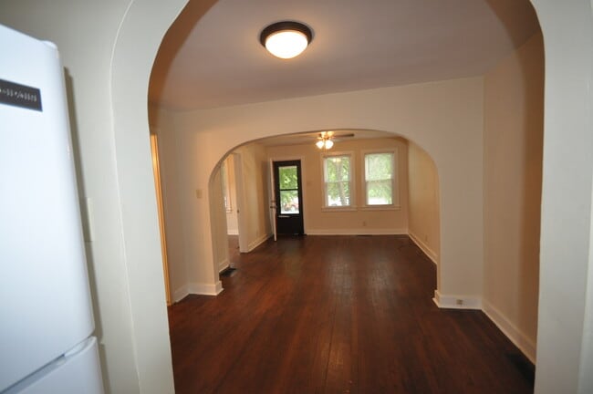 Building Photo - Apollo-Pre-Leasing Now for the Fall Semest...