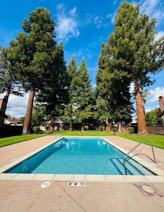 Building Photo - Beautiful Townhome in the Heart of Pleasanton