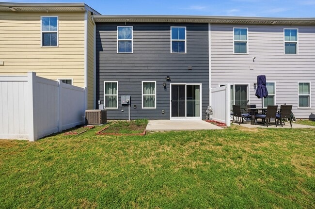 Building Photo - Chesapeake-Townhouse-Cardinal Meadows-3BR-2.5BA-1 Car Garage