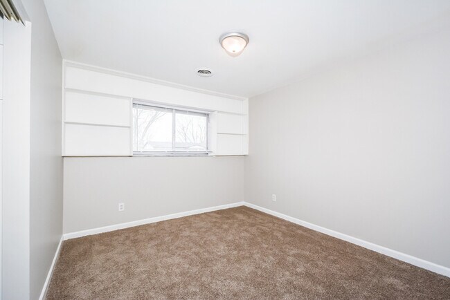 Building Photo - Fantastic 3bd/2ba home! Coming soon!