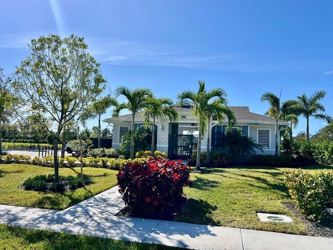 Building Photo - 405 SE Crossoak Ln