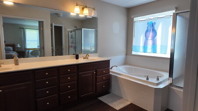 Building Photo - Spacious 4-Bed Gem with Balcony, Vaulted Ceilings, and Attached Garage in Loveland