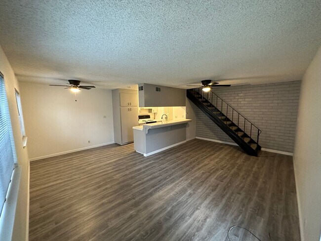 Building Photo - Cozy 2 Bedroom unit with community pool!