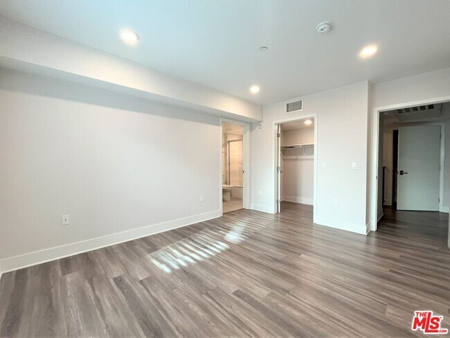 Building Photo - 5030 Rosewood Ave