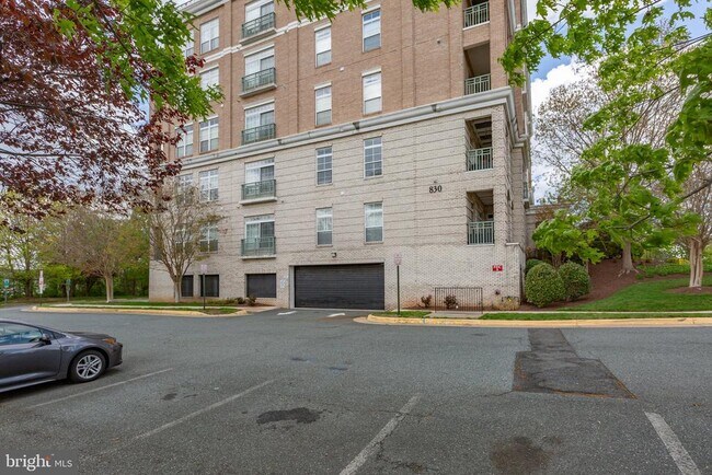 Building Photo - 830 Belmont Bay Dr