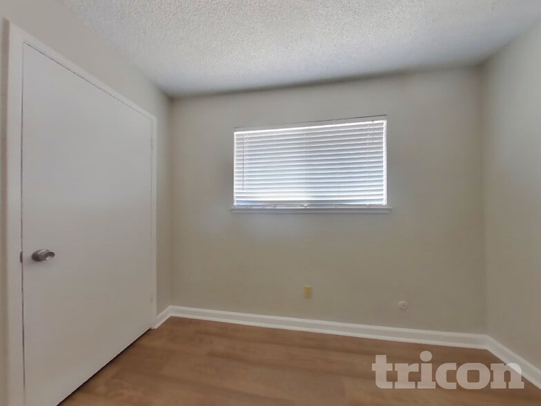 Building Photo - 405 Pirinen Ln