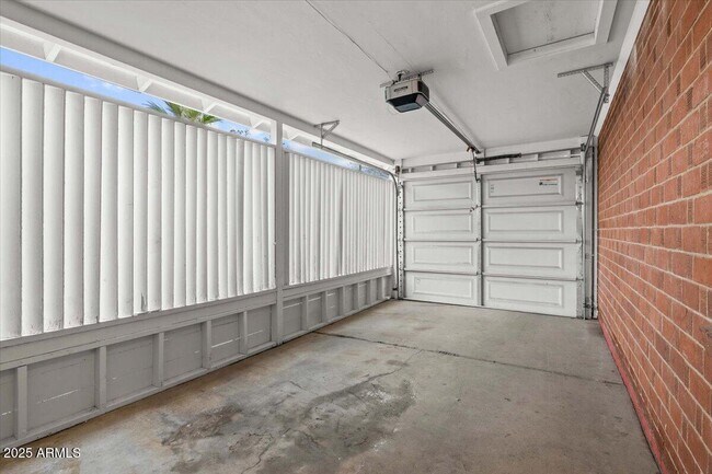 Building Photo - 2408 W Weldon Ave