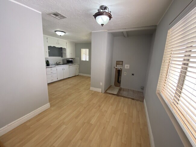 Building Photo - "Spacious 2-Bed, 2-Bath Townhome in Saint George"
