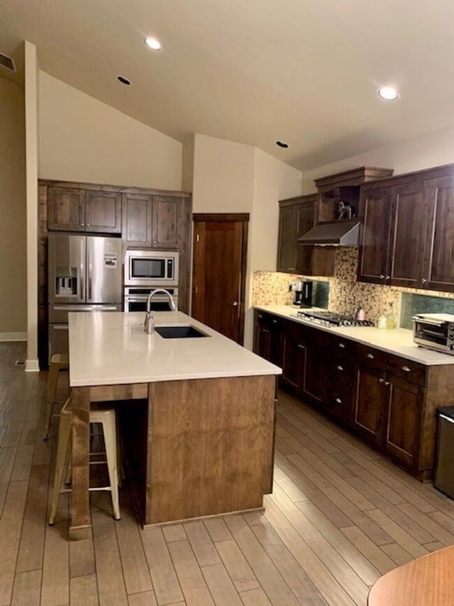 Building Photo - Beautiful 3 Bed/3 Bath Single Level Home i...