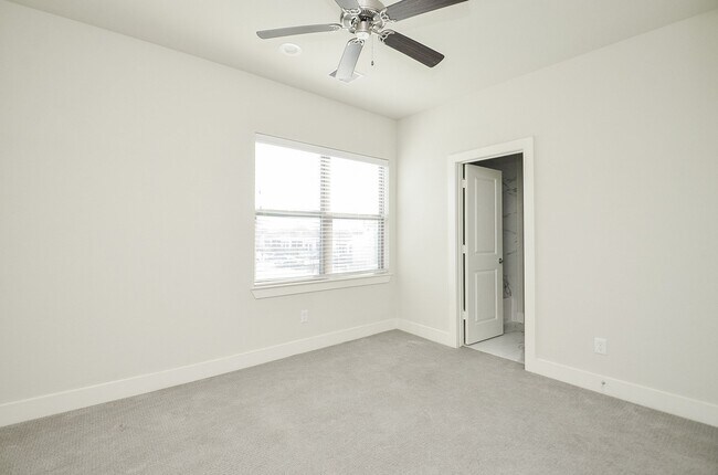 Building Photo - 1103 Fuschia Rd