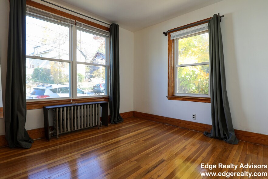 Building Photo - 27 South Crescent Circuit