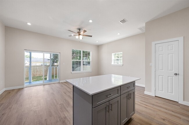 Building Photo - 9409 Clinton Dr