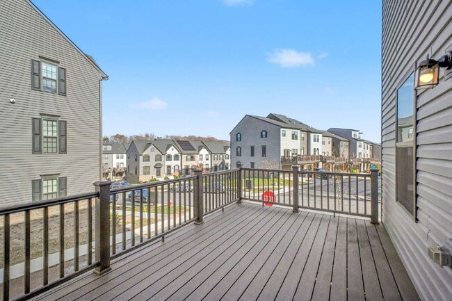 Building Photo - **Special Move-in Offer**  $500 off of the first month's rent.  Exceptional 3-Level Corner Unit T...