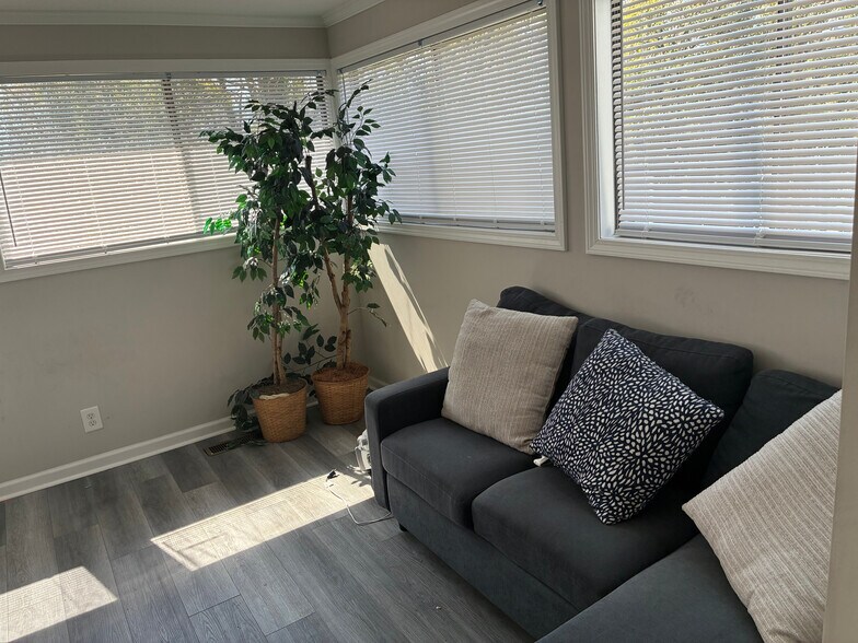 Building Photo - Room in House on Formosa Ave