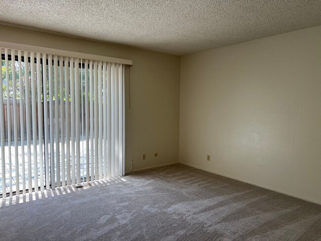 Building Photo - TENTATIVELY RENTED 4 Bedroom 2 Bathroom Si...