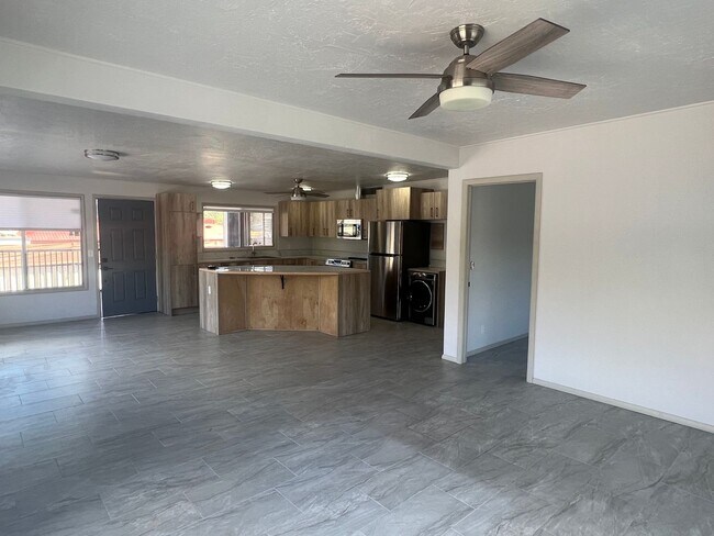 Building Photo - 2550 W State Rte 89A