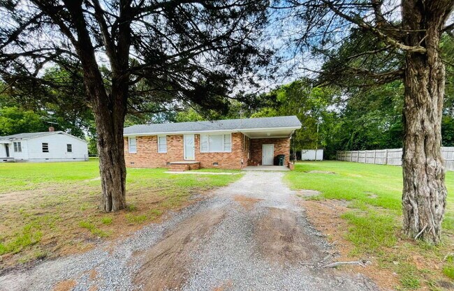 Building Photo - ADORABLE BRICK RANCH IN LAGRANGE *3 BR, 1 BA* NEWLY RENOVATED