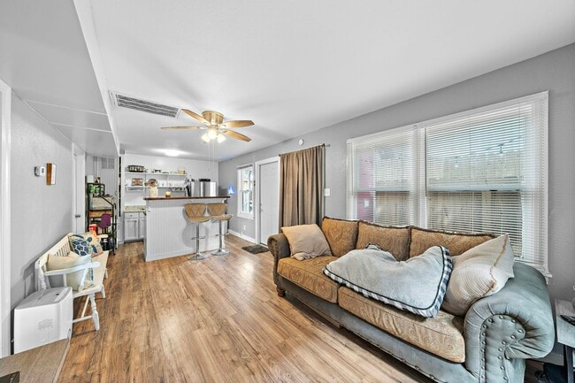 Building Photo - 609 Sealy Ave