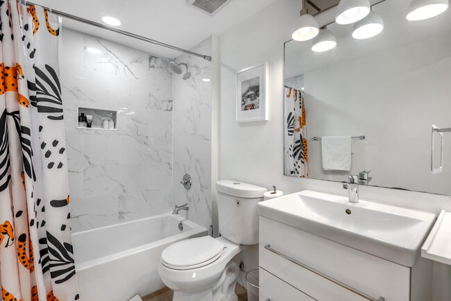 Building Photo - 1723 SW 2nd Ave