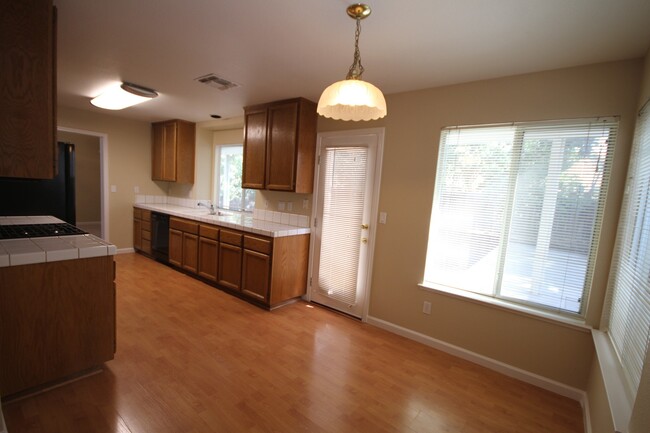 Building Photo - 4BR/2.5 BA / 1914 SF | New Carpet | Tenant...