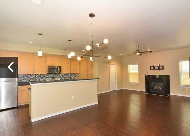 Dining - 2606 Wilson St