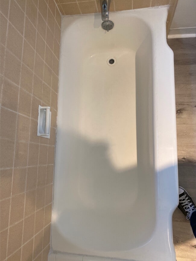Bathtub - 1514 Penmar Ave