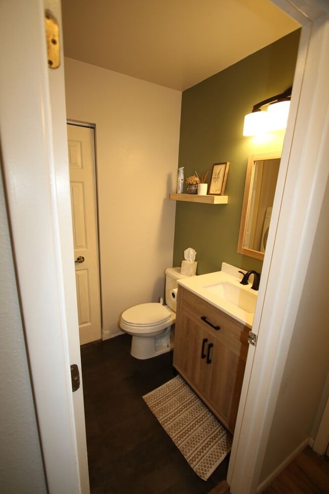Building Photo - 3 Bedroom Townhouse!